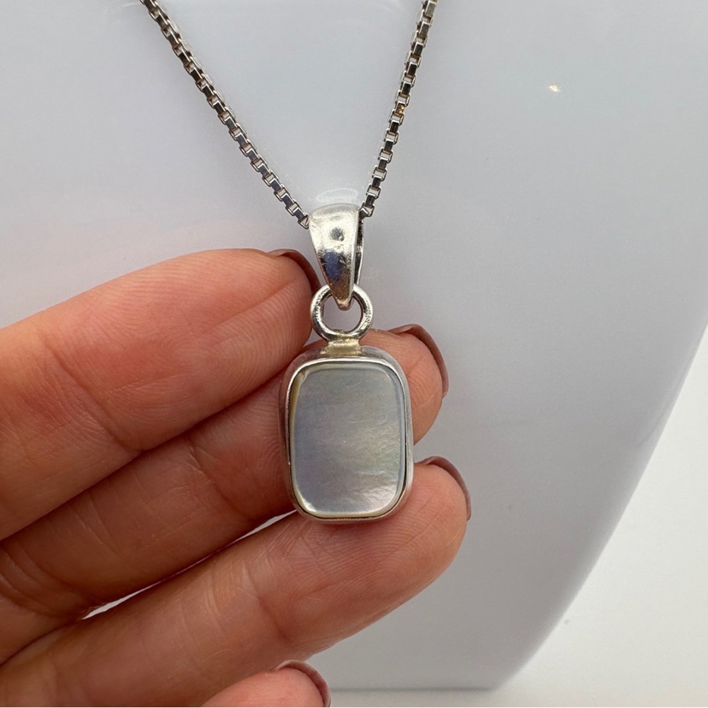 925 Sterling Silver Mother of Pearl Pendant Necklace 36 inches